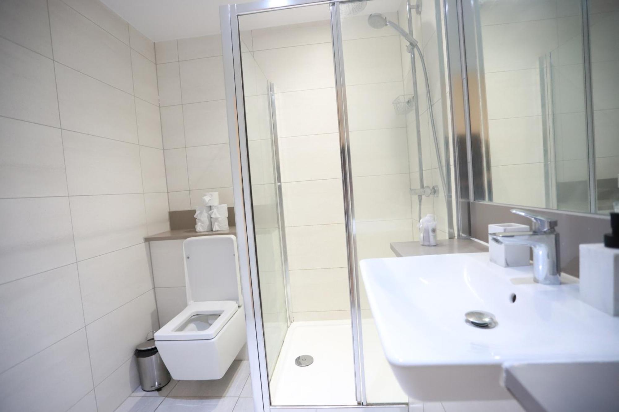 לונדון Spacious 3-Story Retreat With Rooftop Terrace And Modern Amenities מראה חיצוני תמונה