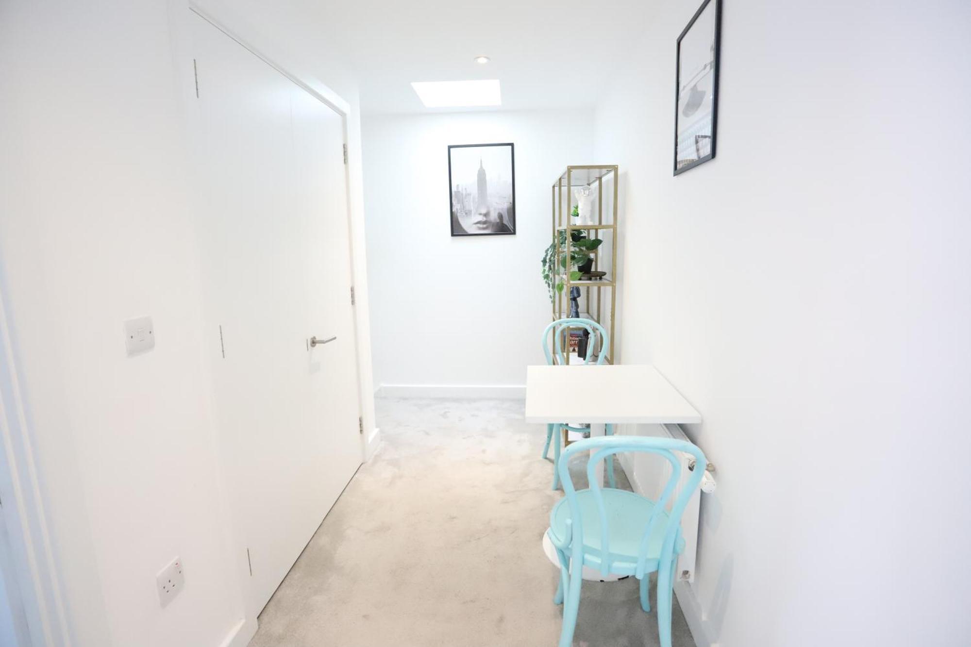 לונדון Spacious 3-Story Retreat With Rooftop Terrace And Modern Amenities מראה חיצוני תמונה