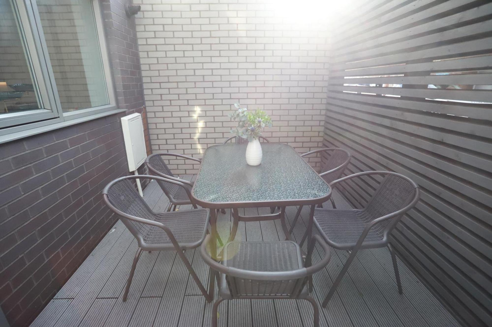 לונדון Spacious 3-Story Retreat With Rooftop Terrace And Modern Amenities מראה חיצוני תמונה
