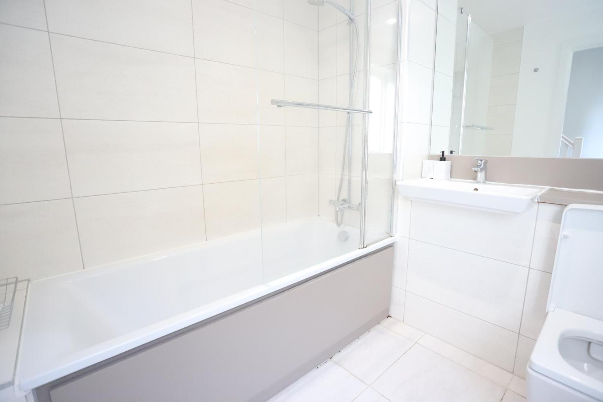 לונדון Spacious 3-Story Retreat With Rooftop Terrace And Modern Amenities מראה חיצוני תמונה