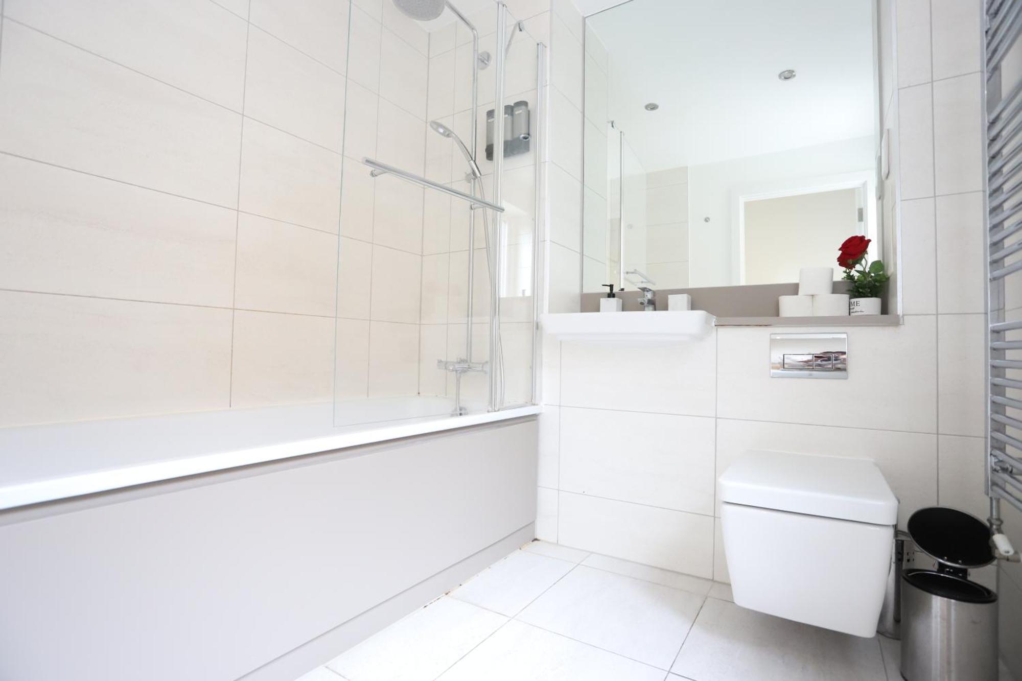 לונדון Spacious 3-Story Retreat With Rooftop Terrace And Modern Amenities מראה חיצוני תמונה