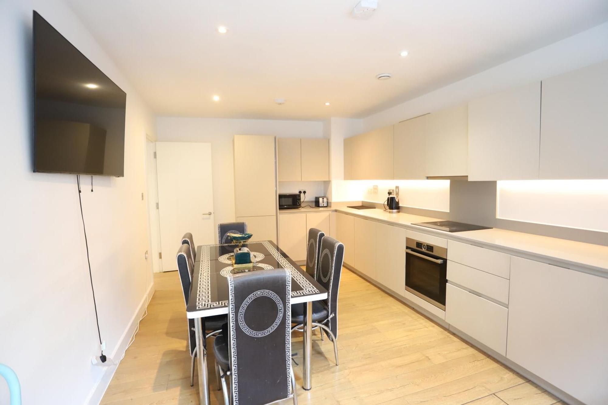 לונדון Spacious 3-Story Retreat With Rooftop Terrace And Modern Amenities מראה חיצוני תמונה