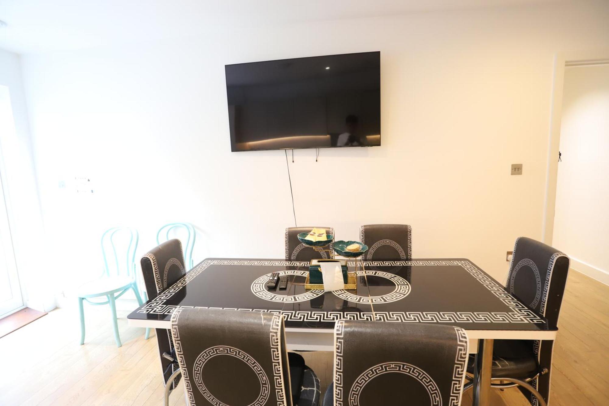 לונדון Spacious 3-Story Retreat With Rooftop Terrace And Modern Amenities מראה חיצוני תמונה