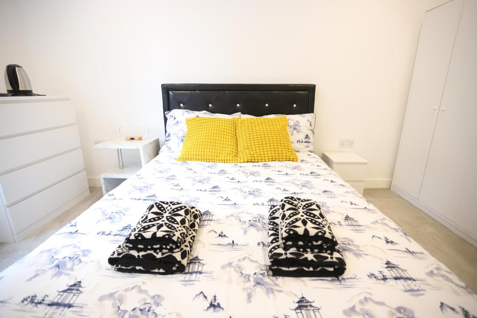 לונדון Spacious 3-Story Retreat With Rooftop Terrace And Modern Amenities מראה חיצוני תמונה