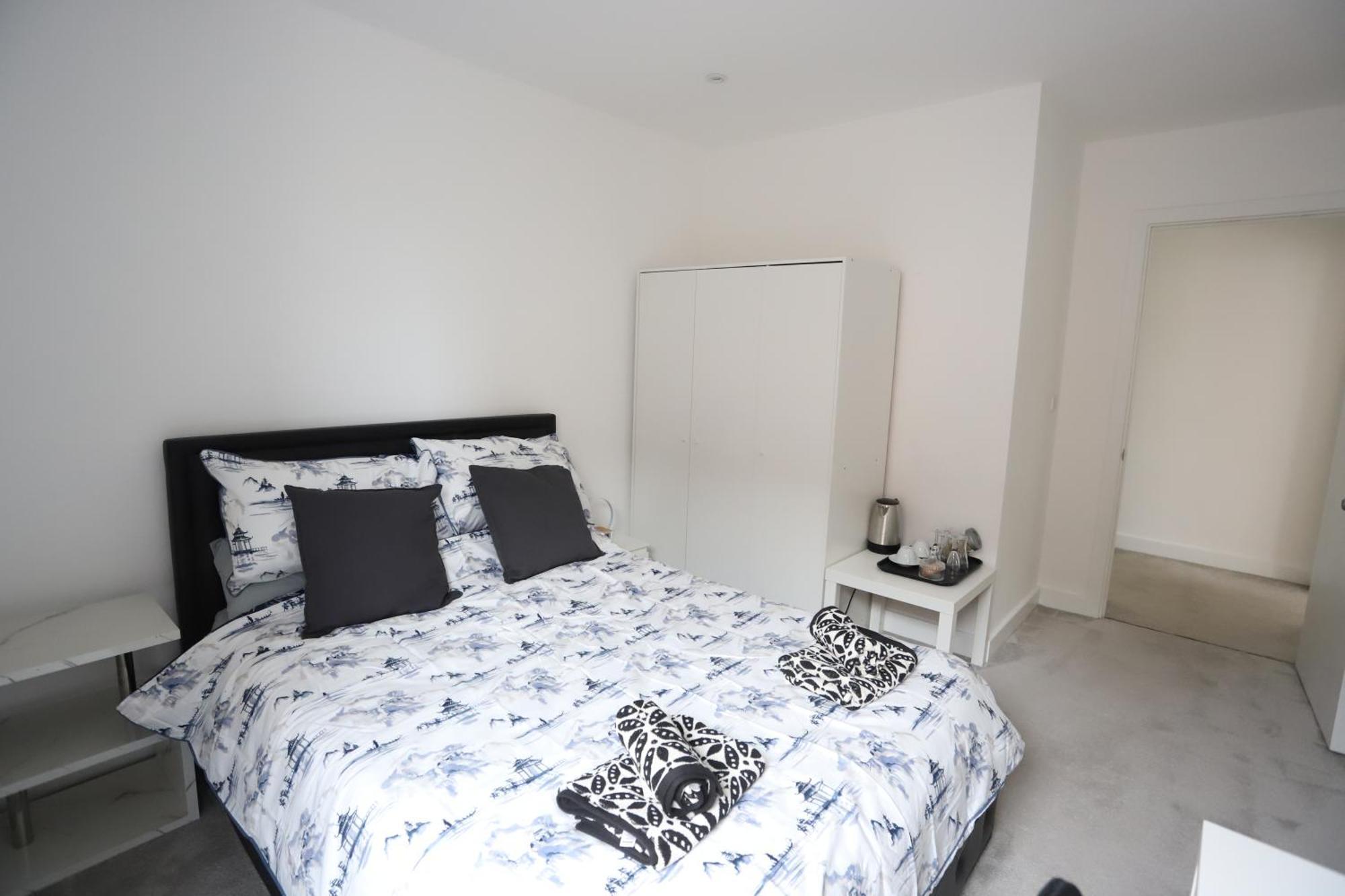 לונדון Spacious 3-Story Retreat With Rooftop Terrace And Modern Amenities מראה חיצוני תמונה