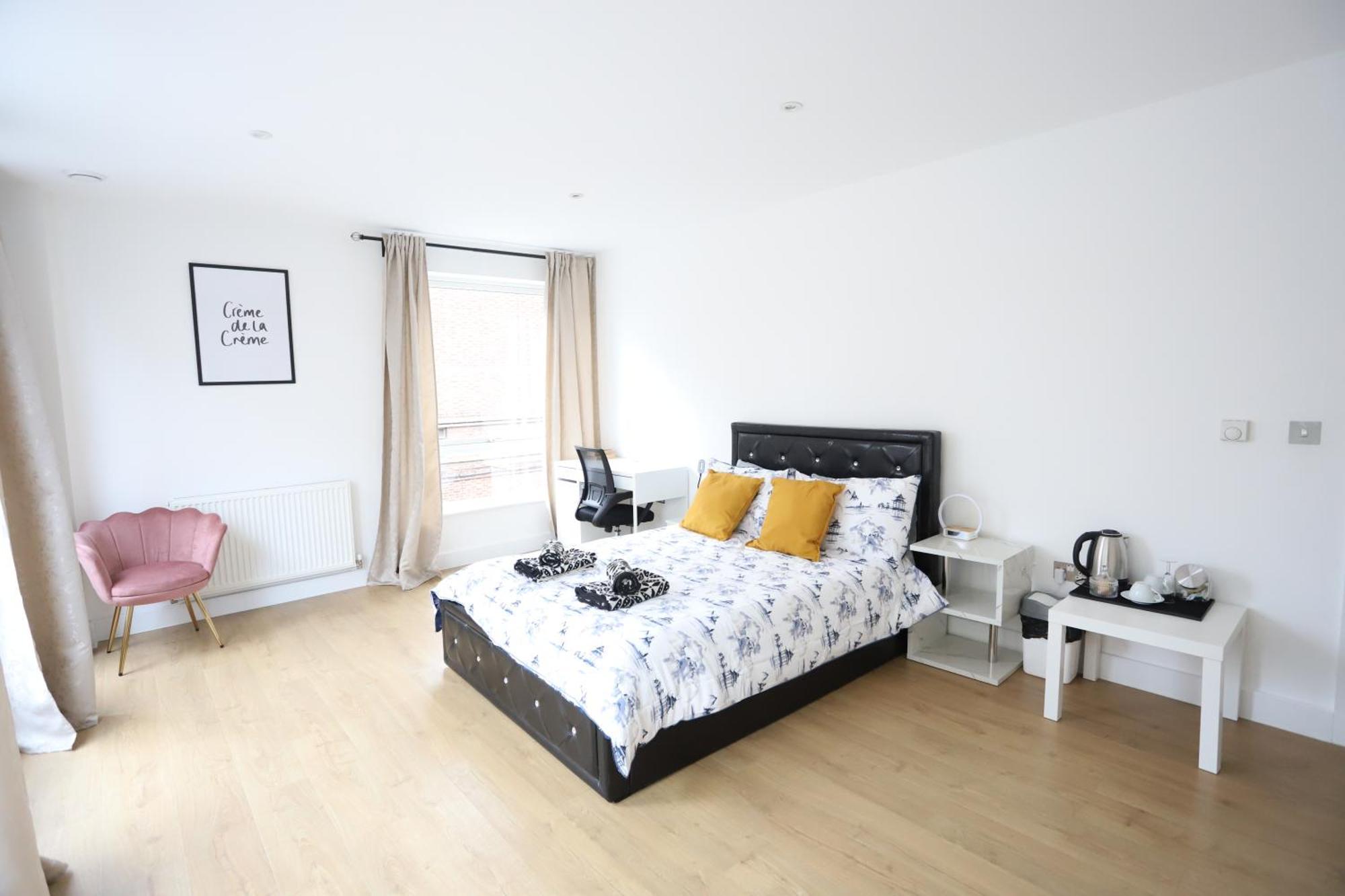 לונדון Spacious 3-Story Retreat With Rooftop Terrace And Modern Amenities מראה חיצוני תמונה