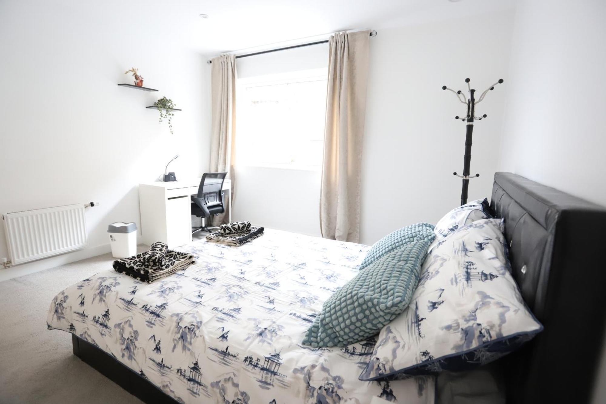 לונדון Spacious 3-Story Retreat With Rooftop Terrace And Modern Amenities מראה חיצוני תמונה