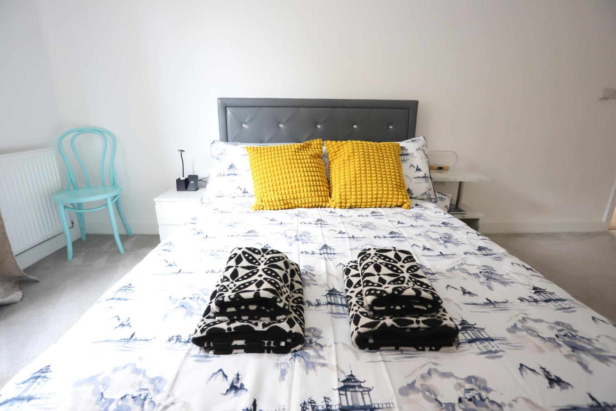 לונדון Spacious 3-Story Retreat With Rooftop Terrace And Modern Amenities מראה חיצוני תמונה