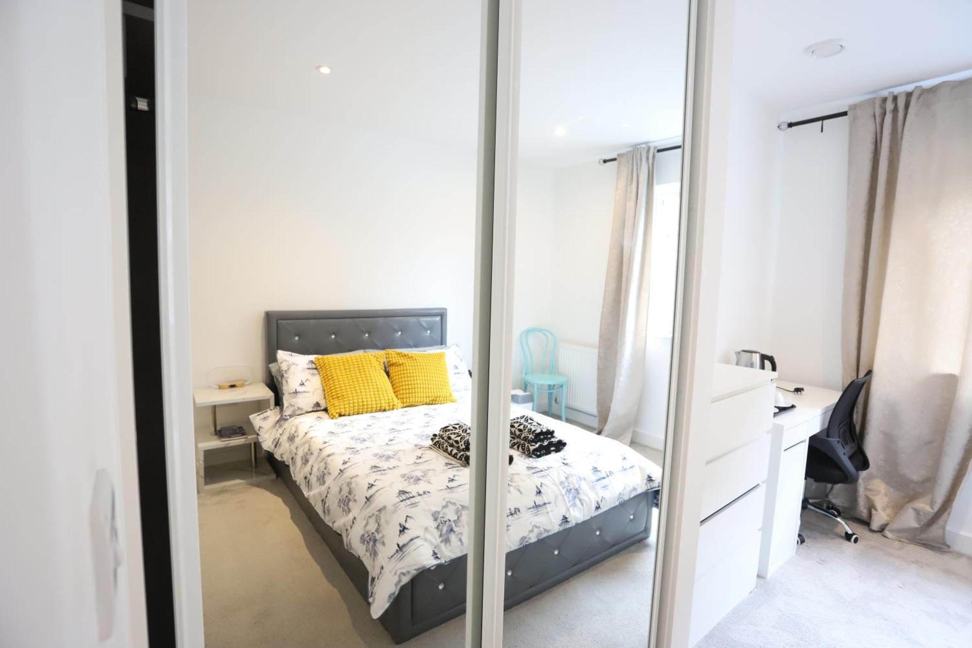 לונדון Spacious 3-Story Retreat With Rooftop Terrace And Modern Amenities מראה חיצוני תמונה