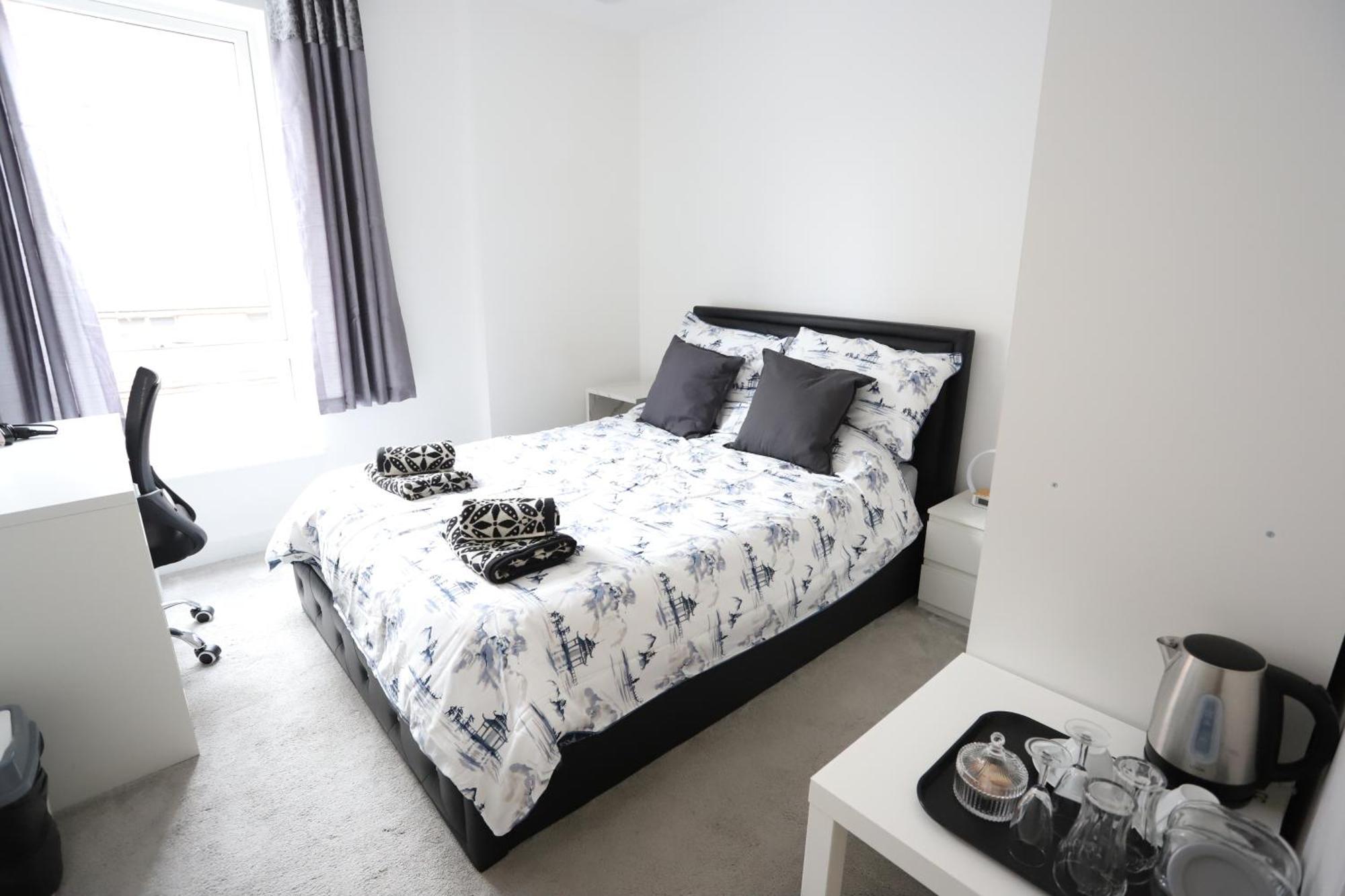 לונדון Spacious 3-Story Retreat With Rooftop Terrace And Modern Amenities מראה חיצוני תמונה