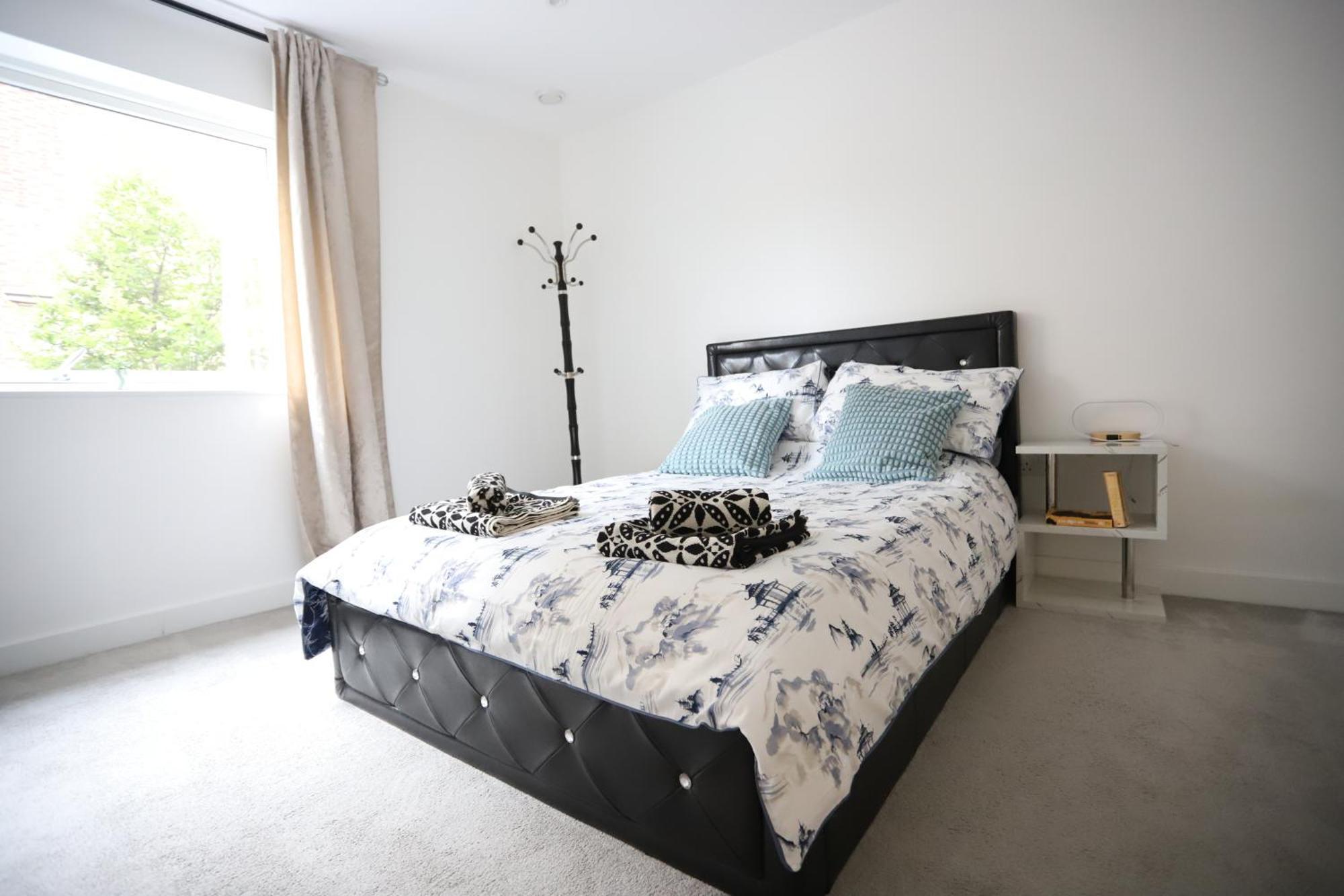 לונדון Spacious 3-Story Retreat With Rooftop Terrace And Modern Amenities מראה חיצוני תמונה