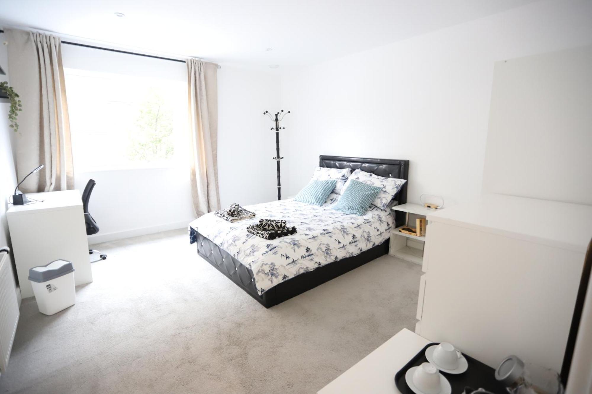 לונדון Spacious 3-Story Retreat With Rooftop Terrace And Modern Amenities מראה חיצוני תמונה