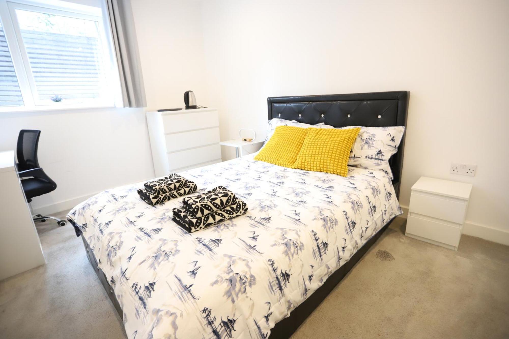 לונדון Spacious 3-Story Retreat With Rooftop Terrace And Modern Amenities מראה חיצוני תמונה
